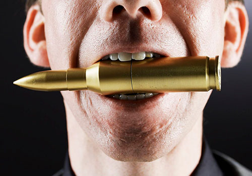 اصطلاح: "Bite the bullet" – گلوله رو گاز بگیر؟!