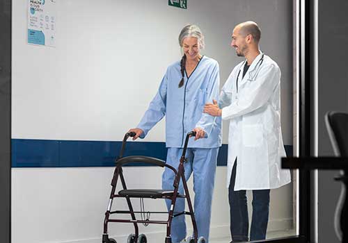 تفاوت in the hospital و at the hospital در زبان انگلیسی — همراه با مثال